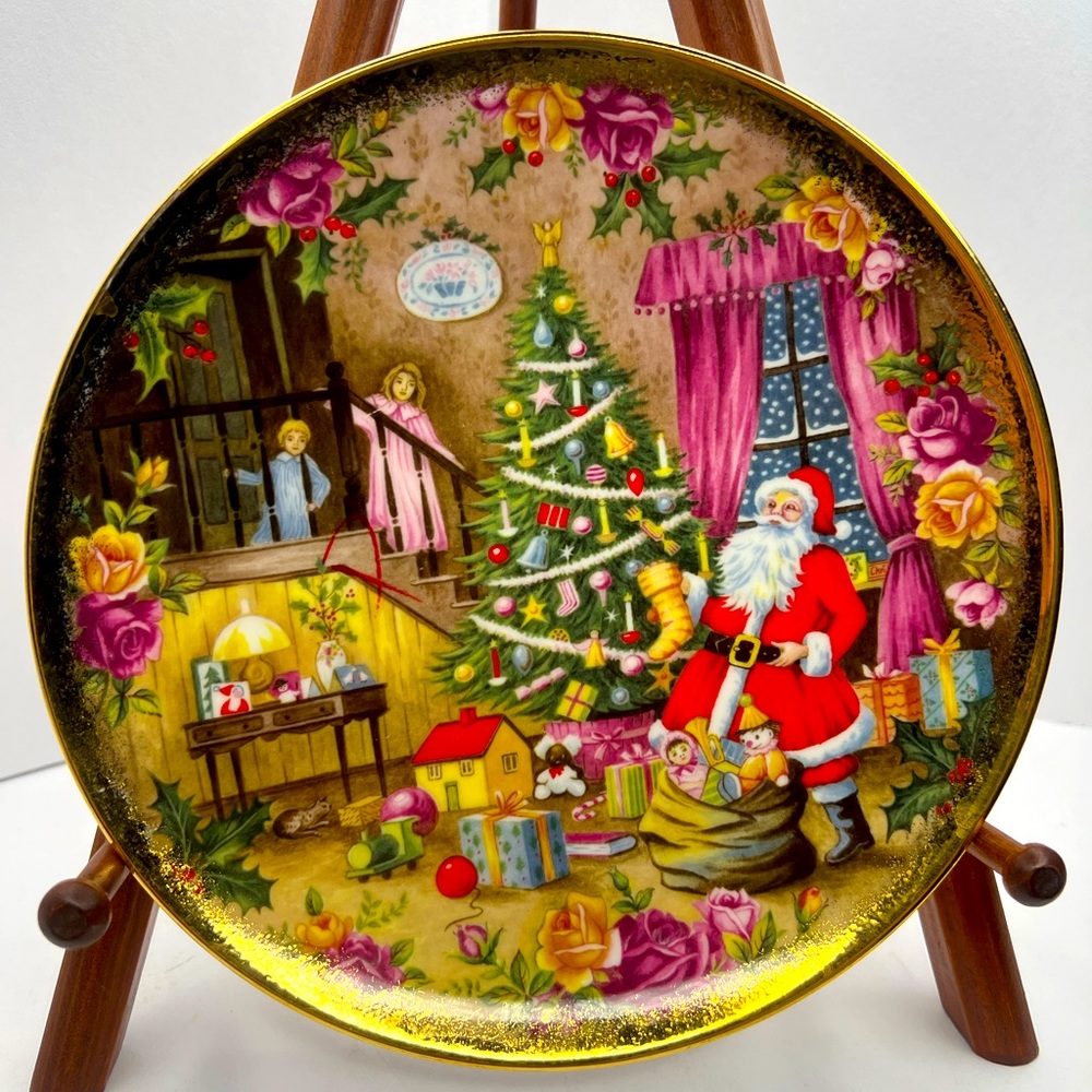 Royal Albert "Christmas Surprise" Decorative Bone China Plate Mint Condition